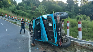 কেওক্রাডং যাওয়ার পথে ‘চাঁদের গাড়ি’ উল্টে আহত ১১ পর্যটক