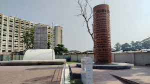 রাত নামলেই স্মৃতিস্তম্ভের বেদিতে বসে মাদকের আড্ডা