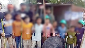 ফরিদপুরে আ.লীগের অবরোধ, শিশুদের হাতেও অস্ত্র