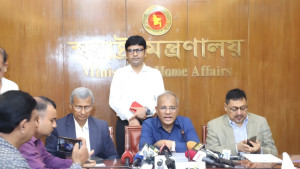 নির্বাচনের আগে আইনশৃঙ্খলার অবনতির শঙ্কা নেই: স্বরাষ্ট্র উপদেষ্টা