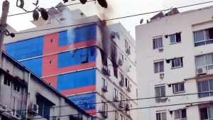 বিজয়নগরে বহুতল ভবনে আগুন