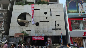 আ.লীগের কেন্দ্রীয় কার্যালয়ে আগুন