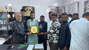 জামিন পাওয়া আসামির সংবর্ধনা পেয়েই আলোচনায় ওসি আশরাফুল