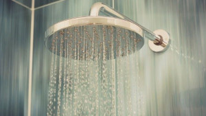 শীত এলেই গরম পানিতে গোসল, ক্ষতি না উপকার?