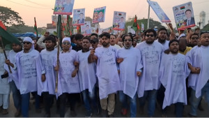 মনোনয়নবঞ্চিত বিএনপি নেতা, কাফনের কাপড় পরে বিক্ষোভ