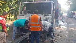 মাদারীপুরে ট্রাকে আগুন ও পুলিশের গাড়ি ভাঙচুর