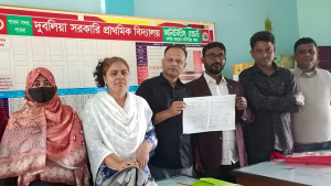 পাবনায় শিক্ষকদের কর্মবিরতি চলছে, ক্ষুব্ধ অভিভাবকরা