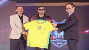 নেইমারের অটোগ্রাফসহ ব্রাজিলের জার্সি জামালের হাতে