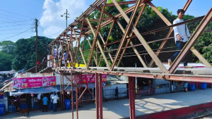 ২৫ বছর ধরে ‘মেয়াদোত্তীর্ণ’ ফুটওভার ব্রিজ, ঝুঁকি নিয়ে পারাপার