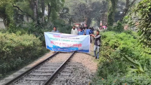 বিসিএসের সময় পরিবর্তনের দাবিতে রেলপথ অবরোধ