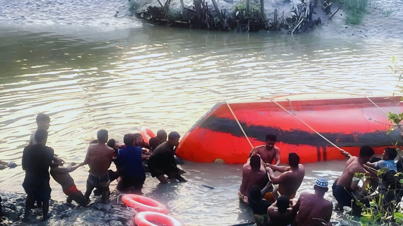 ৫২ যাত্রী নিয়ে নদীতে ডুবল নৌকা