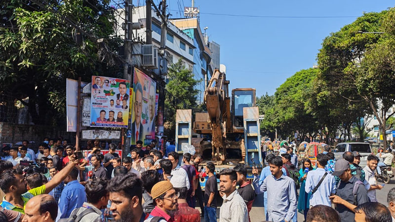 ৩২ নম্বরে নেওয়া হলো দুটি এস্কেভেটর