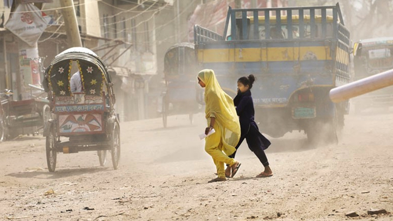 দূষণের শীর্ষে দিল্লি, ঢাকার খবর কী