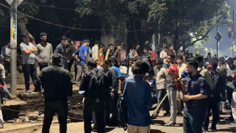 টিএসসিতে ককটেল বিস্ফোরণ, আহত ১