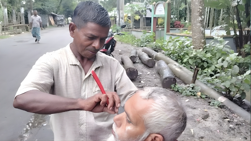 টাকার অভাবে নেই দোকান, রাস্তার পাশেই চুল কাটেন রনজিৎ