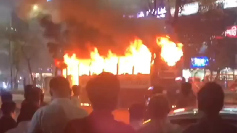 ধানমন্ডির ল্যাবএইড হাসপাতালের সামনে বাসে ভয়াবহ আগুন