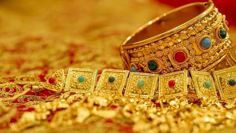 বিশ্ববাজারে সোনার দামে বড় পতন, দেশে ভরি কত?