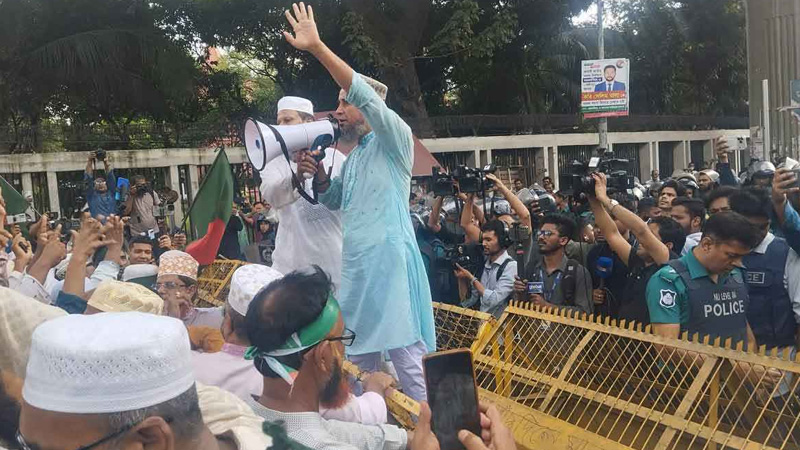 পুলিশি বাধা, সড়ক অবরোধ করে বসে পড়েছেন শিক্ষকরা