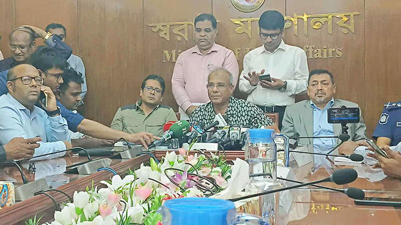 ‘রাজনৈতিক নেতাকর্মীদের অবৈধ সুবিধা দিলে পুলিশের বিরুদ্ধে ব্যবস্থা’