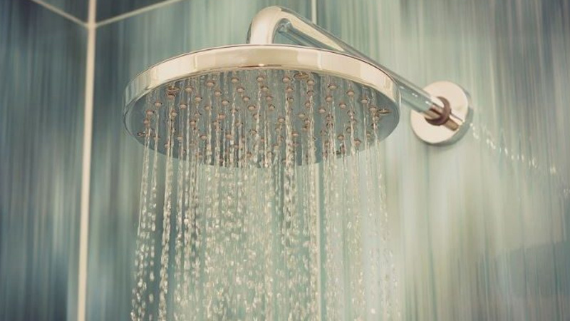 শীত এলেই গরম পানিতে গোসল, ক্ষতি না উপকার?