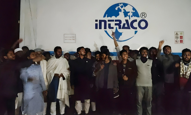 ইন্ট্রাকোর গ্যাস ভর্তি কাভার্ডভ্যান আটকে দিল ছাত্রশিবির