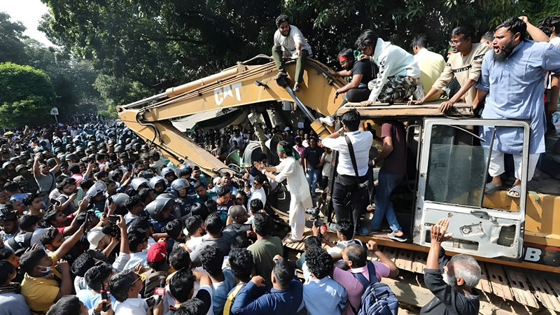 এক্সকেভেটর নিয়ে বঙ্গবন্ধুর বাড়ি ভাঙতে যাওয়া বিক্ষোভকারীদের ছত্রভঙ্গ