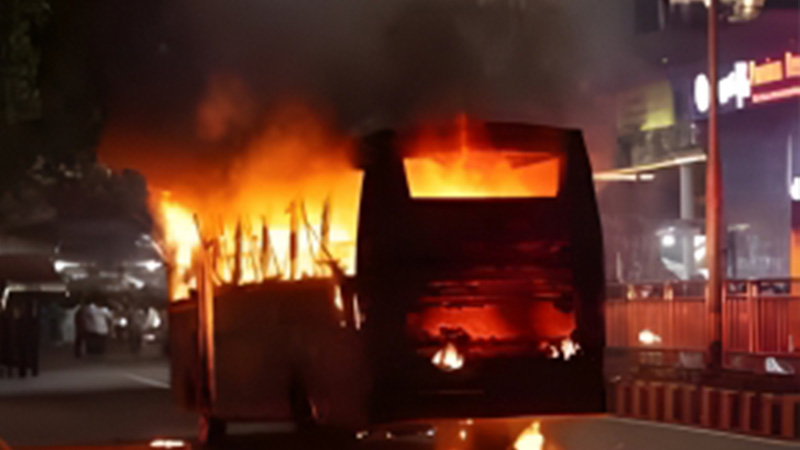 ঢাকাসহ বিভিন্ন জেলায় ৫ যানবাহনে আগুন