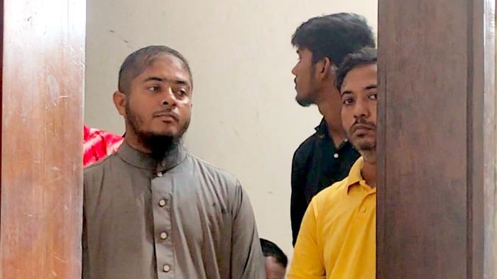 ‘৫ আগস্ট পুলিশ মেরে ঝুলিয়ে রেখেছি’, সিগন্যাল দেওয়ায় ট্রাফিক সার্জেন্টকে হুমকি