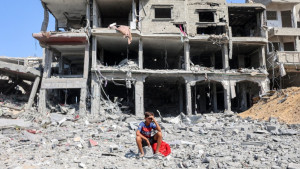 গাজায় ধ্বংসস্তূপ থেকে তোলা হচ্ছে একের পর এক মরদেহ