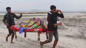 ‘সন্তানের কাঁধ হয়ে উঠল অ্যাম্বুলেন্স’, ভাইরাল ছবিটি নিয়ে যা জানা গেল