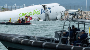 রানওয়ে থেকে ছিটকে সমুদ্রে বিমান, নিহত ২