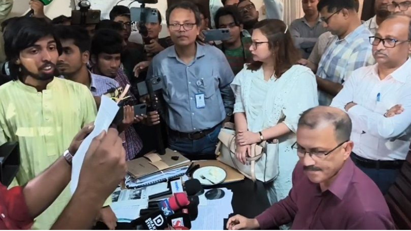 ডাকসুর ফান্ডের টাকা কোথায় গেল, মুখোমুখি কোষাধ্যক্ষ-শিক্ষার্থীরা