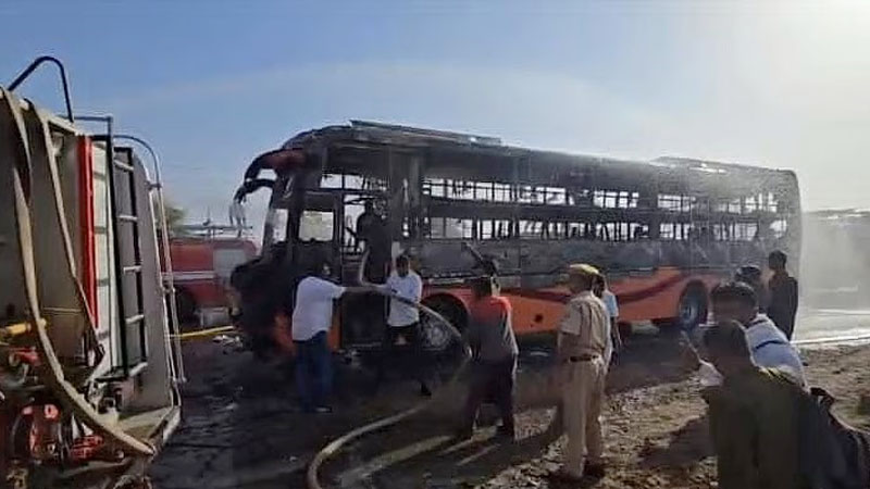 ভারতে চলন্ত বাস পুড়ে ছাই, প্রাণ গেল ২০ জনের