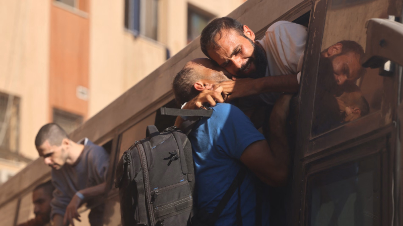 ইসরায়েলের কারাগার থেকে মুক্ত ২ হাজার ফিলিস্তিনি