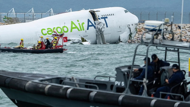 রানওয়ে থেকে ছিটকে সমুদ্রে বিমান, নিহত ২