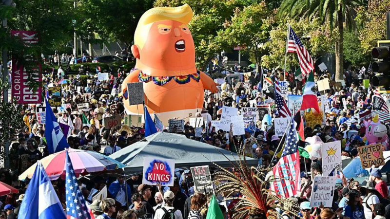 ট্রাম্পবিরোধী বিক্ষোভে ফুঁসছে যুক্তরাষ্ট্র, রাস্তায় লাখো মানুষ