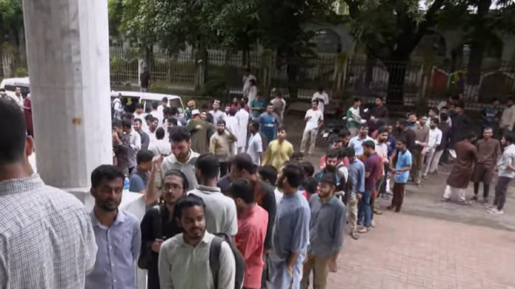 উৎসবমুখর পরিবেশে চলছে ঢাবি কেন্দ্রীয় ছাত্র সংসদ নির্বাচন