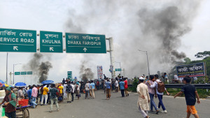 সংসদীয় আসন পুনর্বিন্যাসে ক্ষোভ: ফরিদপুরে তৃতীয় দফায় মহাসড়ক অবরোধ
