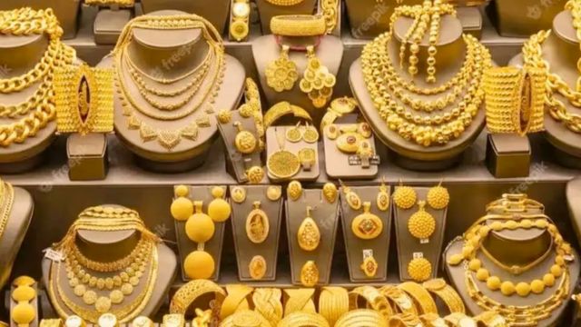 দেশে সোনার দাম বেড়ে রেকর্ড পর্যায়ে,ভরিপ্রতি প্রায় দুই লাখ টাকা