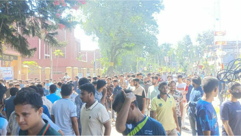 বাকৃবিতে হলত্যাগের নির্দেশনা প্রত্যাখ্যান, শিক্ষার্থীদের তীব্র বিক্ষোভ