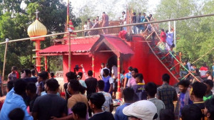 পীর কালান্দার বাবাকে হত্যা, মর্গের সামনে স্বজনদের অপেক্ষা