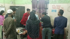 দুই বাসের মাঝখানে চাপা পড়ে হকার নিহত