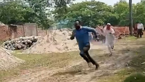 সরকারি প্রকৌশলীকে বাঁশ নিয়ে ধাওয়া দিলেন ঠিকাদার