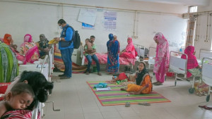 বেড সংকটে মেঝেতে চিকিৎসা নিচ্ছে হাম আক্রান্ত শিশুরা