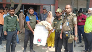রাত পোহালেই বগুড়া-৬ আসনে উপনির্বাচন, কেন্দ্রে যাচ্ছে সরঞ্জাম