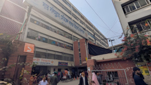 মিটফোর্ড হাসপাতালে আটক ৩০ দালাল