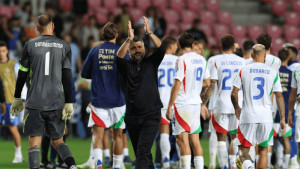 ইতালির ফুটবলে ধস, ক্ষোভে ফেডারেশনে ডিম ছুড়ল সমর্থকেরা