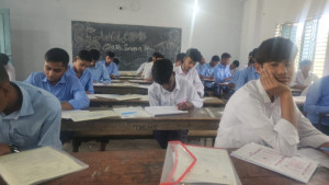 বাঁ হাতেই বাধা পেরোনোর সংগ্রাম