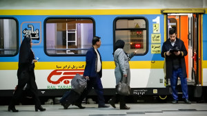 ট্রাম্পের সময়সীমা শেষ হচ্ছে আজ, ইরানিদের ট্রেনে চড়তে মানা করল ইসরায়েল