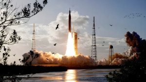 আগুনে যাত্রা, জলে ফেরা—আলোড়ন তোলা চন্দ্রাভিযান আর্টেমিস-২